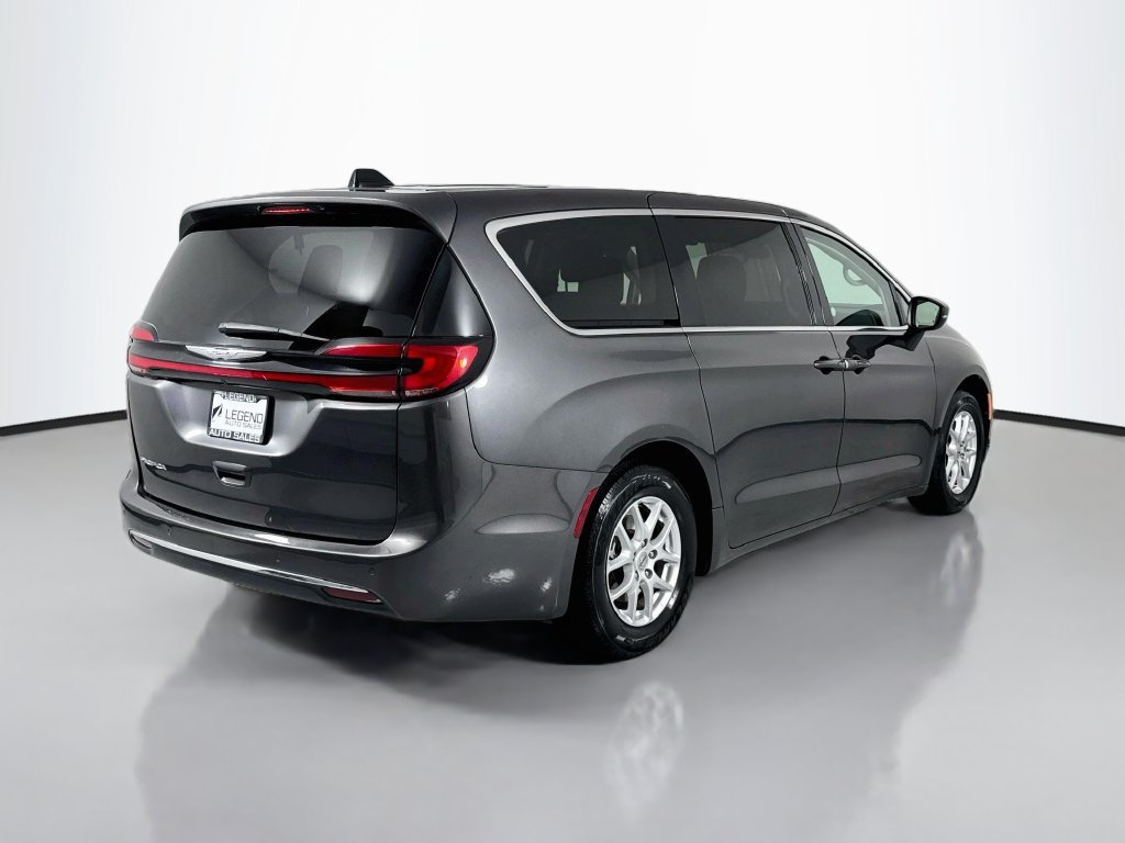 Used 2023 Chrysler Pacifica Touring-L FWD image 6
