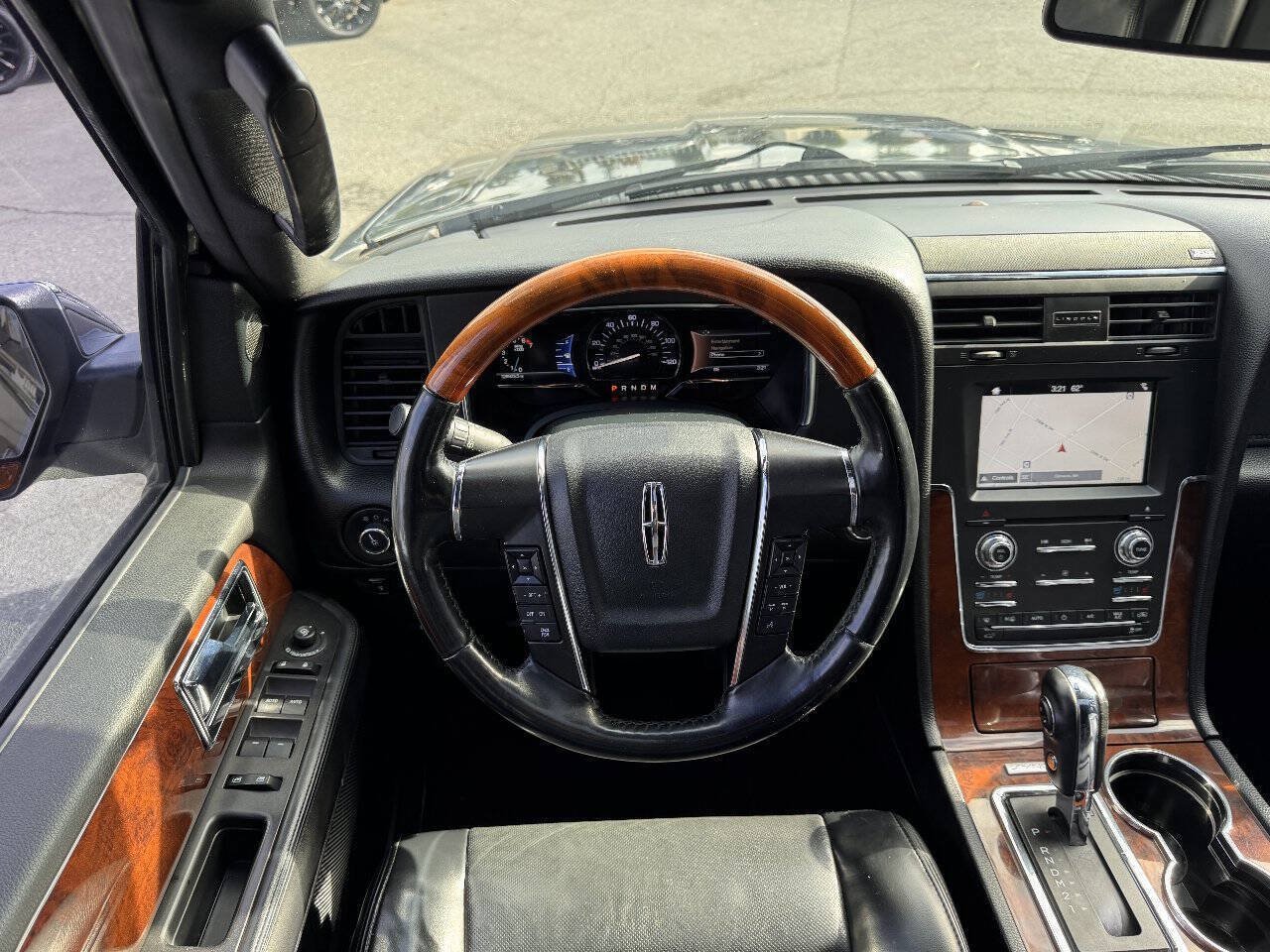 Used 2017 Lincoln Navigator Select RWD image 27
