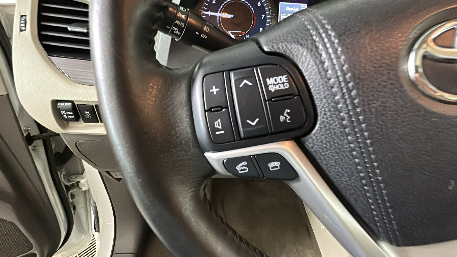 Used 2015 Toyota Sienna XLE Premium AWD/4WD image 19