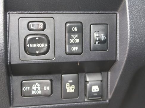 Used 2017 Toyota Tundra Limited w/ Limited Premium Package AWD/4WD image 16