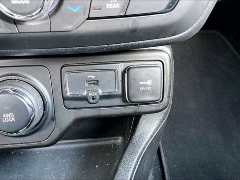 Used 2018 Jeep Renegade Sport w/ Power & Air Group image 32