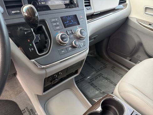 Used 2017 Toyota Sienna XLE Premium image 13