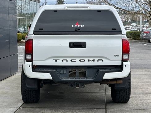 Used 2018 Toyota Tacoma TRD Sport w/ Technology Package image 4