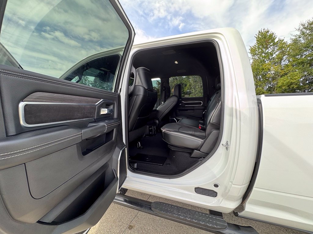 Used 2019 RAM 1500 Laramie AWD/4WD image 18