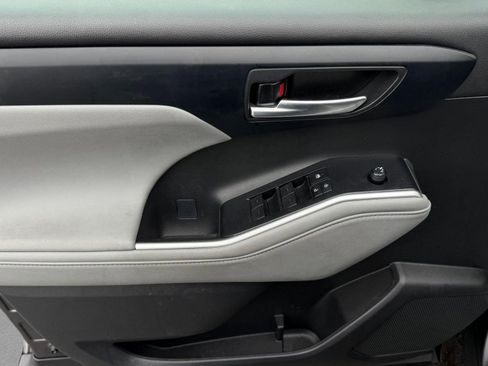 Used 2023 Toyota Highlander XLE image 12