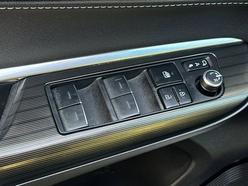 Used 2023 Toyota Venza Limited image 12