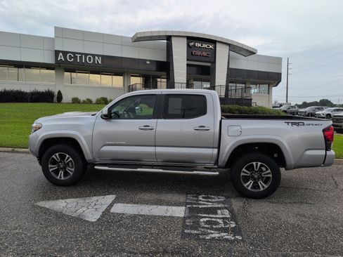 Used 2018 Toyota Tacoma TRD Sport RWD image 2