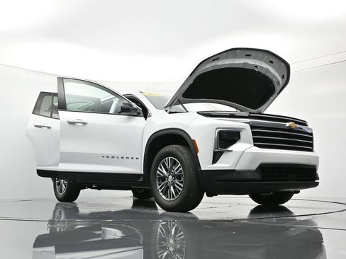 Certified 2025 Chevrolet Traverse LT image 50