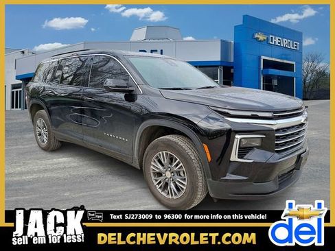 Used 2025 Chevrolet Traverse LT w/ Driver Confidence Package image 1