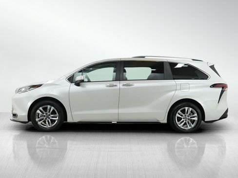 Used 2024 Toyota Sienna Limited image 2