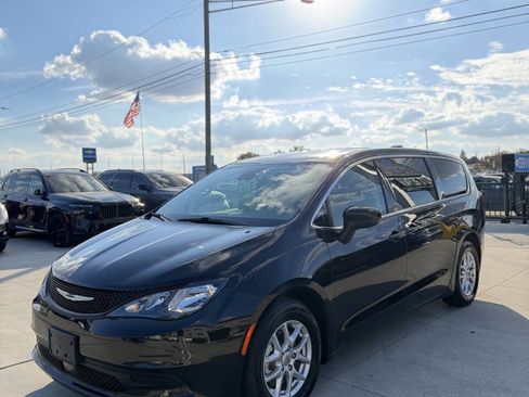 Used 2023 Chrysler Voyager LX image 7