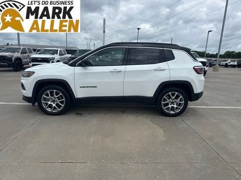 Used 2025 Jeep Compass Limited AWD/4WD image 3
