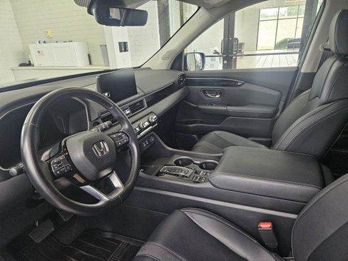 Used 2024 Honda Pilot Touring image 9