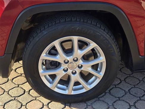 Used 2017 Jeep Cherokee Latitude w/ Comfort/Convenience Group image 12