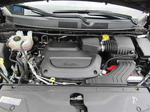 Used 2024 Chrysler Pacifica Touring-L FWD image 32