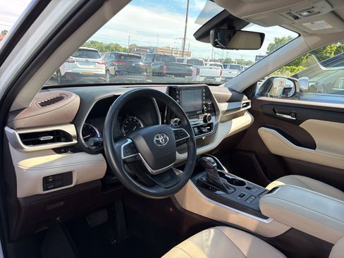 Used 2022 Toyota Highlander XLE AWD/4WD image 9