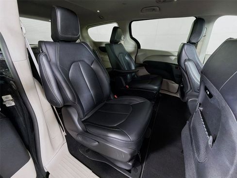 Used 2024 Chrysler Pacifica Select image 10
