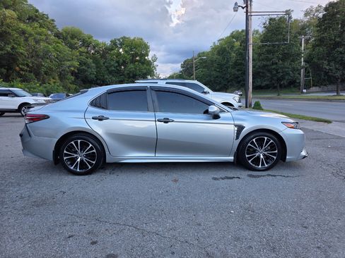 Used 2018 Toyota Camry SE image 4