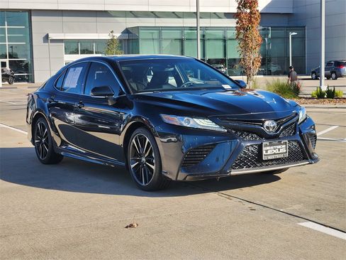 Used 2018 Toyota Camry XSE image 3