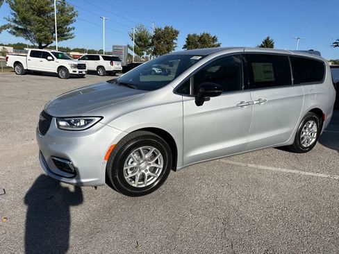 New 2026 Chrysler Pacifica Select image 14