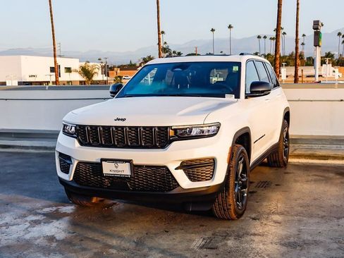 New 2025 Jeep Grand Cherokee Altitude image 4