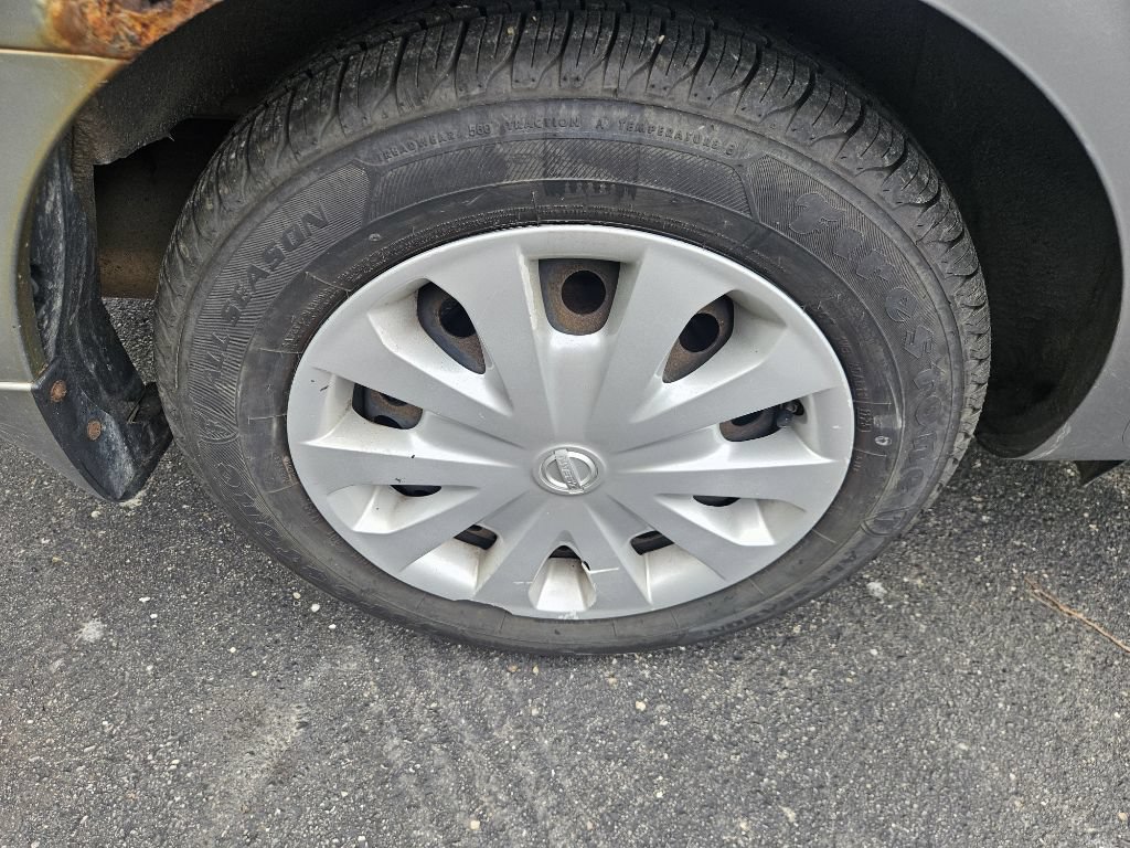 Used 2013 Nissan Versa SV FWD image 21