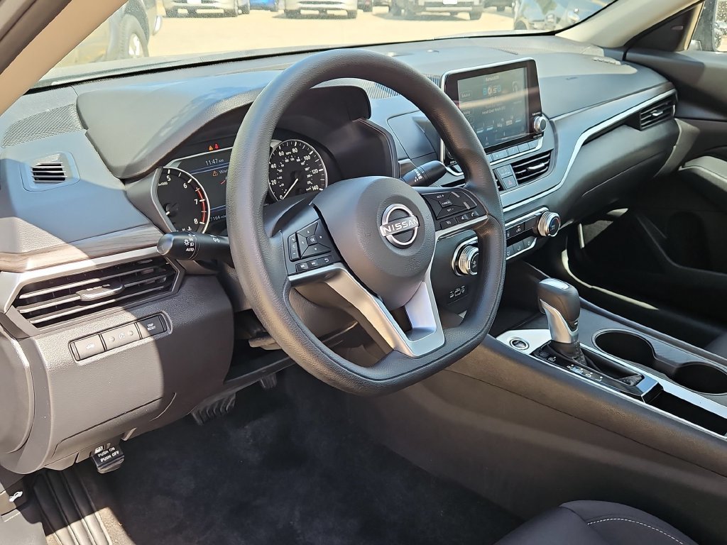 Used 2025 Nissan Altima 2.5 SV FWD image 15
