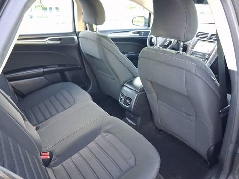 Used 2019 Ford Fusion SE FWD image 25