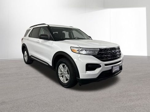 Used 2022 Ford Explorer XLT AWD/4WD image 3