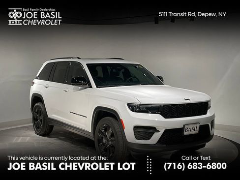 Used 2023 Jeep Grand Cherokee Altitude image 1