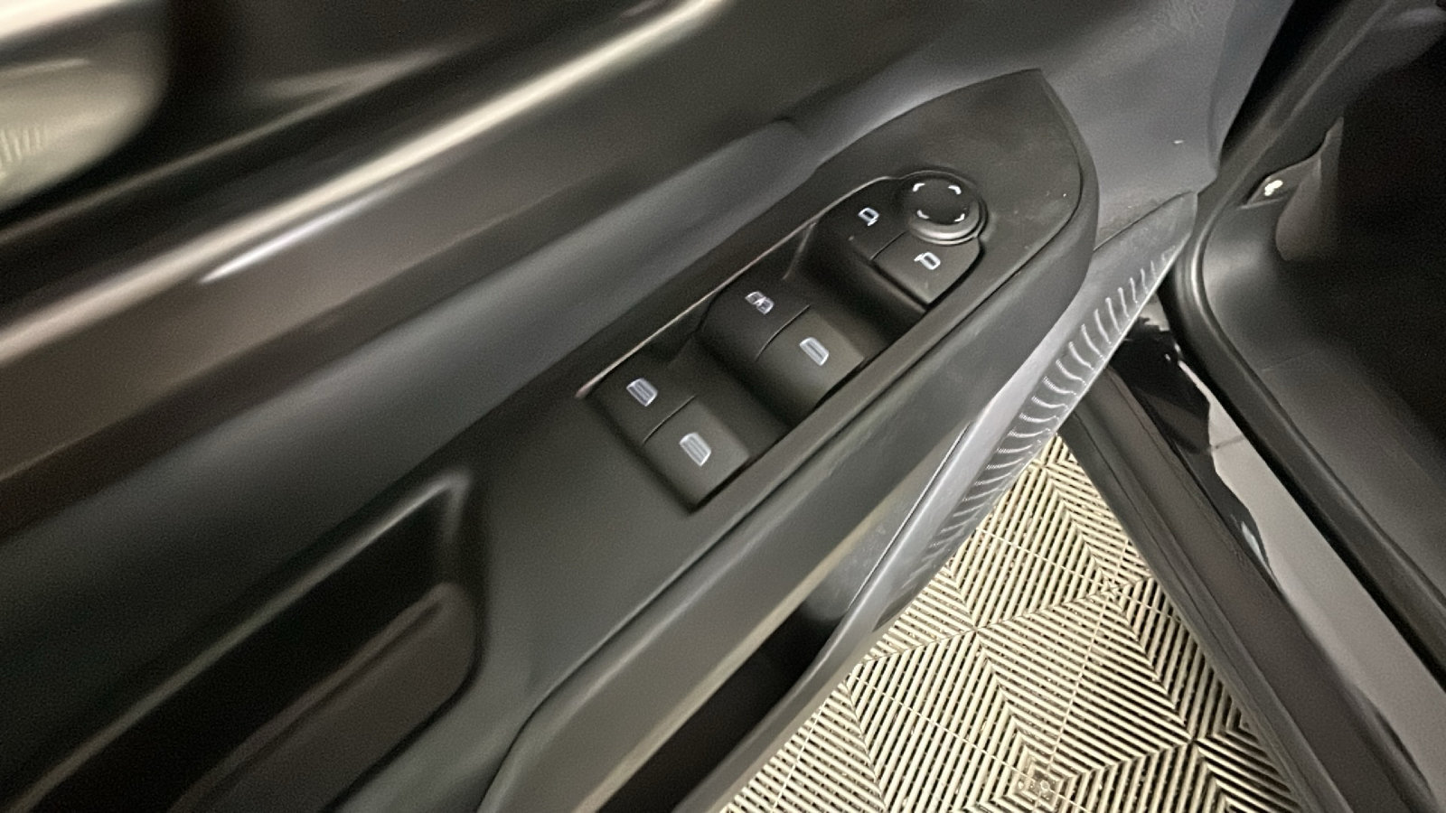 Used 2024 Chevrolet Equinox EV RS FWD image 12