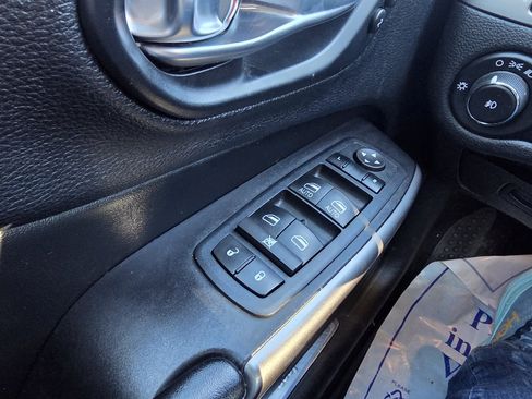 Used 2020 Jeep Cherokee Limited image 23