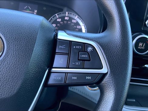 Used 2022 Toyota Highlander L image 25