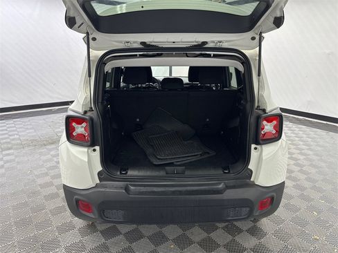 Used 2023 Jeep Renegade Latitude image 18