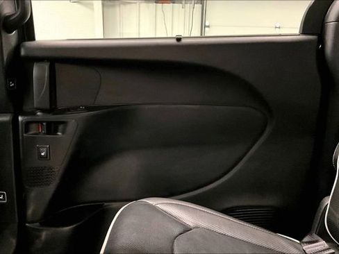 Used 2018 Chrysler Pacifica Limited w/ Advanced Safetytec Group FWD image 23