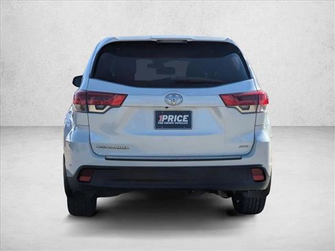Used 2018 Toyota Highlander LE image 6