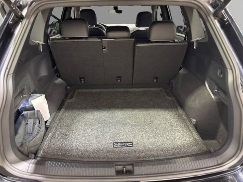 Used 2022 Volkswagen Tiguan SE R-Line image 11