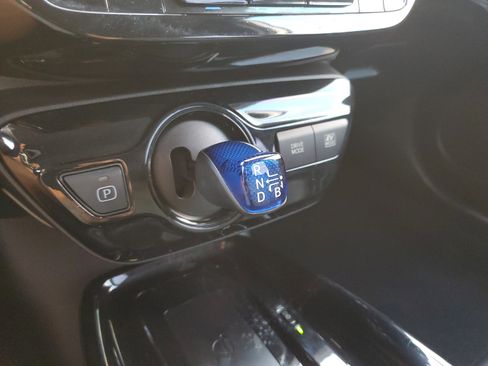 Used 2019 Toyota Prius XLE w/ Phone Cable & Charge Package image 30