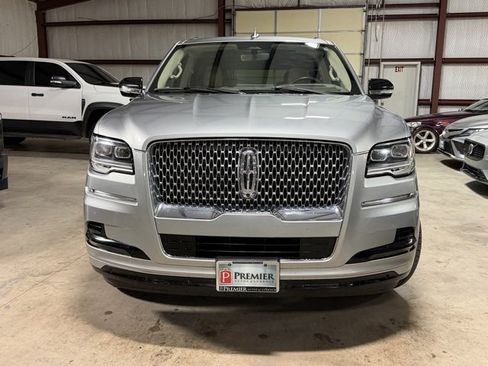 Used 2022 Lincoln Navigator Reserve image 2