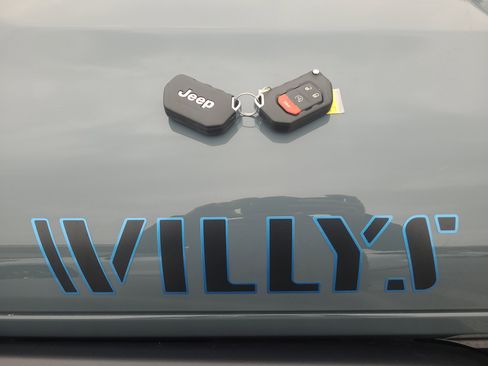 Used 2024 Jeep Wrangler Unlimited image 31