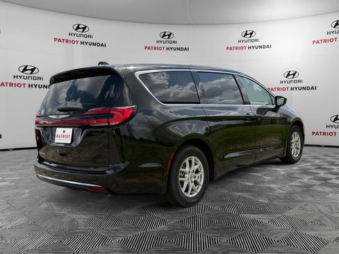 Used 2024 Chrysler Pacifica Touring-L FWD image 3