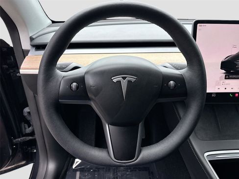 Used 2024 Tesla Model Y 2WD image 11