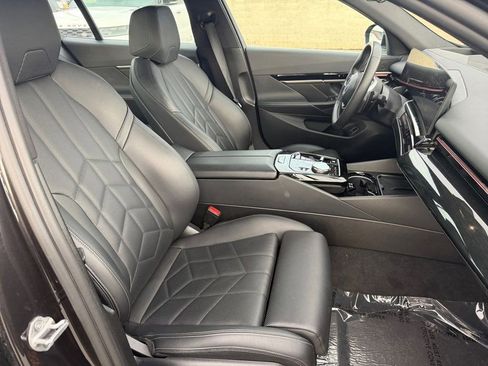 Used 2024 BMW 530i w/ Premium Package image 32