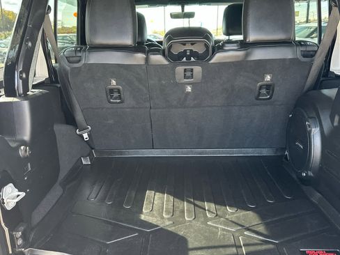Used 2018 Jeep Wrangler Unlimited Sahara image 9