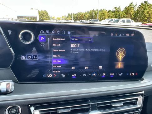 Used 2025 Chevrolet Traverse LT image 13