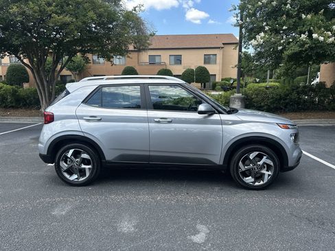 Used 2025 Hyundai Venue SEL FWD image 10
