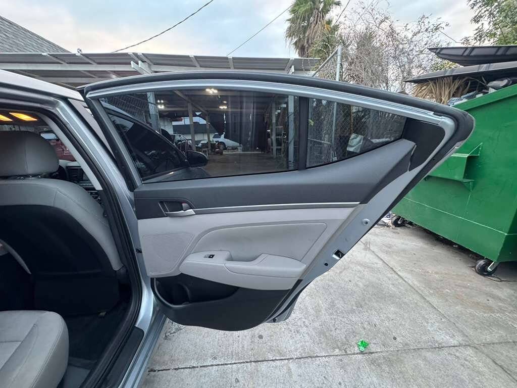 Used 2017 Hyundai Elantra SE FWD image 16