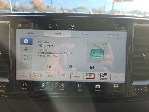 Used 2024 Chrysler Pacifica Touring-L image 10