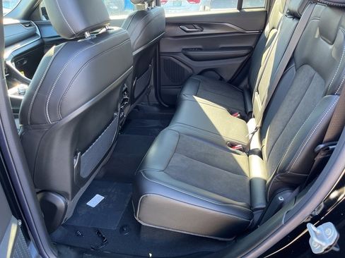 New 2025 Jeep Grand Cherokee Altitude image 16