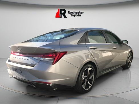 Used 2023 Hyundai Elantra Limited w/ Preferred Accessory Package FWD image 4